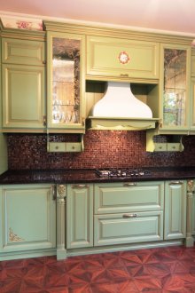 Προσανατολισμένη κουζίνα με ελιές της Προβηγκίας