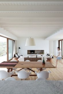 Λευκή οροφή με δοκάρια στο σπίτι