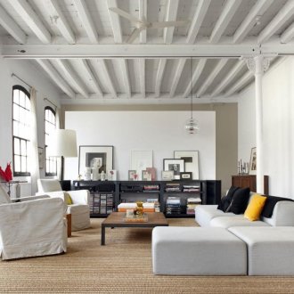 Λευκή οροφή με δοκάρια σε ένα μεγάλο σαλόνι