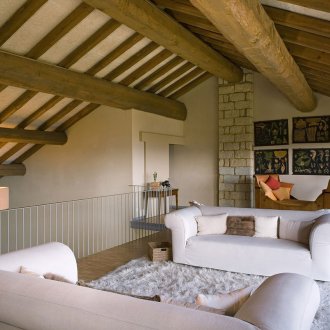 Μεγάλα δοκάρια στη σοφίτα του σπιτιού