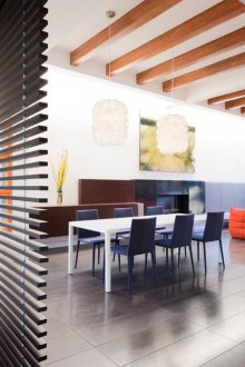 Καφέ δοκάρια σε μια λευκή οροφή