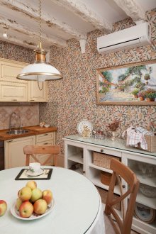 Δοκοί στην οροφή στην κουζίνα από πολυουρεθάνη