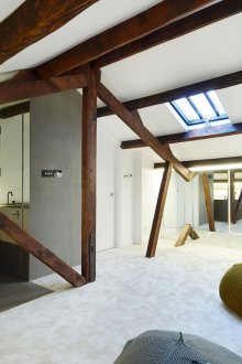 Ξύλινα δοκάρια στο μπάνιο στο σοφίτα