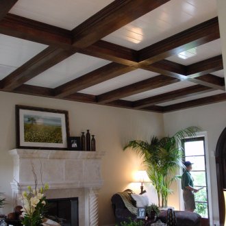 Διακοσμητικά δοκάρια στην οροφή στο σαλόνι