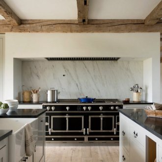 Ξύλινα δοκάρια στην οροφή σε μια φωτεινή κουζίνα