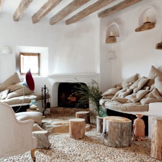 Ξύλινα δοκάρια στην οροφή σε ένα λευκό καθιστικό