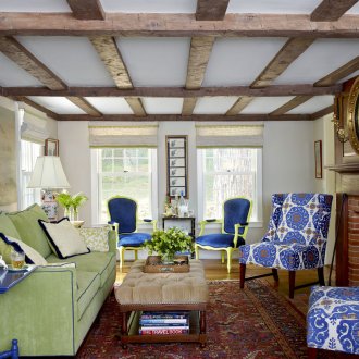 Ξύλινα δοκάρια στην οροφή στο σαλόνι