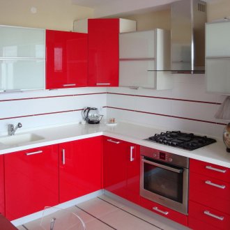 Γωνιακή κόκκινη και άσπρη μοντέρνα κουζίνα