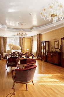 Ευρύχωρο σαλόνι σε εξοχικό σπίτι σε κλασικό στιλ