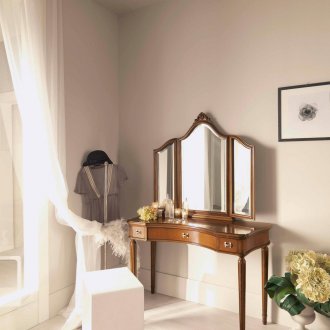 Νεοκλασικό ξύλινο τραπέζι σε ένα μικρό υπνοδωμάτιο