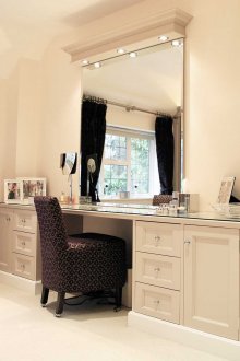 Μακρύ τραπεζάκι στο μεγάλο υπνοδωμάτιο