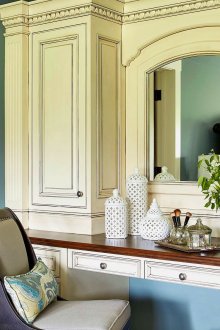 Ευρύχωρο τραπέζι με ντουλάπια στο μεγάλο υπνοδωμάτιο