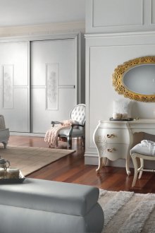 Λευκό τραπέζι στο μεγάλο υπνοδωμάτιο