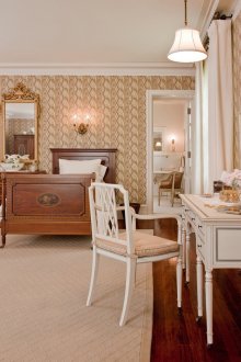 Ντουλάπα στην κλασική κρεβατοκάμαρα