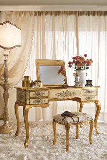 Τραπέζι με σχέδια και καθρέφτη ανύψωσης