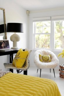 Τραπέζι από ένα κανονικό τραπέζι και έναν μεγάλο καθρέφτη στο υπνοδωμάτιο