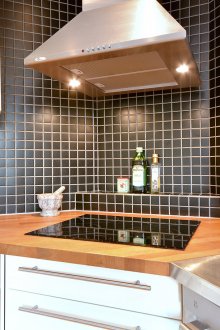 Κουκούλα μαύρης κεραμικής στην κουζίνα