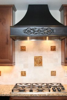 Όμορφη μαύρη κουκούλα στην κουζίνα