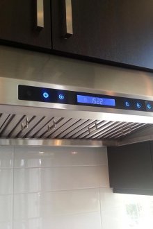 Σύγχρονη μεγάλη κουκούλα στην κουζίνα