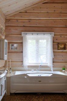 Ψυγείο δύο υπνοδωματίων στην κουζίνα του country style