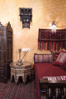 Χαλιά στους τοίχους στο ανατολικό σαλόνι