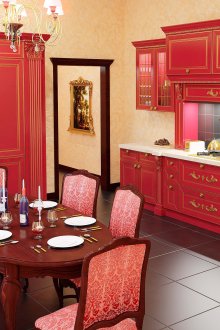 Μπεζ ταπετσαρία σε μια κλασική κουζίνα με ένα κόκκινο σετ