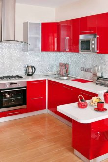 Λευκή ταπετσαρία στο κόκκινο ακουστικό στην κουζίνα