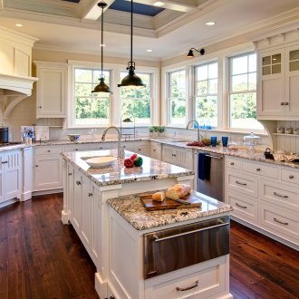 Λευκή και καφέ αποικιακή κουζίνα