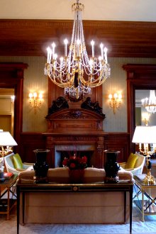 Όμορφο και άφθονο φωτισμό στο σαλόνι με στυλ Empire