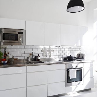 Γυαλιστερή λευκή ποδιά στην κουζίνα