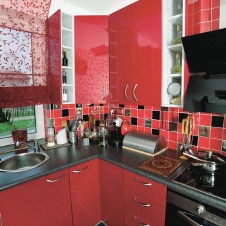 Κόκκινη και μαύρη γυαλιστερή ποδιά κουζίνας