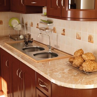 Ματ μπεζ πλακάκια στον τοίχο της κουζίνας