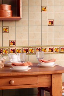 Πλακάκια πόρτα σε μια θέση κάτω από το μπάνιο