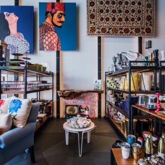 Το ζωντανό ντεκόρ δημιουργεί ένα πολύχρωμο εσωτερικό με στυλ σύντηξης από ένα συνηθισμένο δωμάτιο