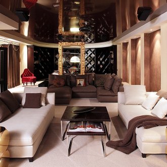 Στενό σαλόνι με στυλ σύντηξης με γυαλιστερή οροφή