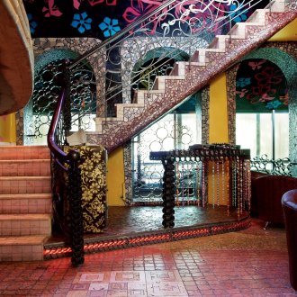 Φωτεινό εσωτερικό με σκάλες σε στυλ σύντηξης.