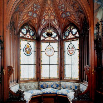 Γοτθικού στιλ γυάλινα παράθυρα και θολωτή οροφή