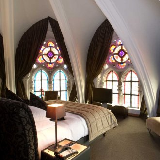 Γοτθική κρεβατοκάμαρα με βιτρό παράθυρα