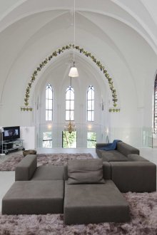 Φωτεινό σαλόνι με λευκούς τοίχους στο γοτθικό στιλ
