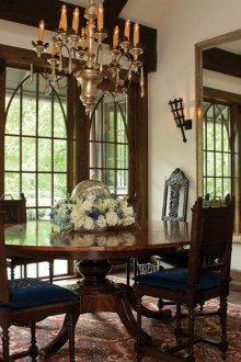 Γοτθική τραπεζαρία με μεγάλο καθρέφτη