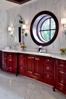 Λευκά μαρμάρινα και καφέ έπιπλα μπάνιου