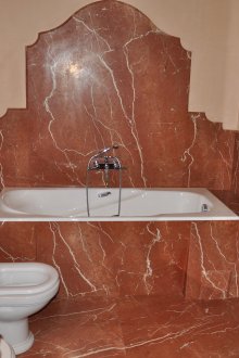 Κόκκινο μάρμαρο στο μπάνιο