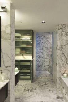 Μαρμάρινοι τοίχοι και δάπεδο στο εσωτερικό του μπάνιου