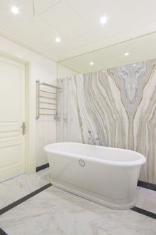 Μαρμάρινο πάτωμα και τοίχο στο μπάνιο