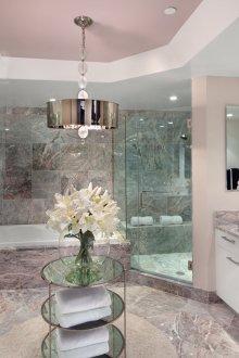 Μάρμαρα γκρίζα πλακάκια στο μπάνιο