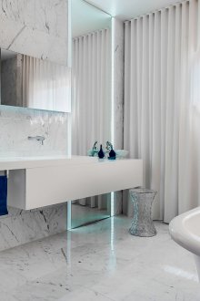 Λευκό μάρμαρο στο πάτωμα και στους τοίχους στο μπάνιο