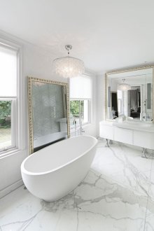 Φωτεινό μπάνιο με λευκή μαρμάρινη επένδυση