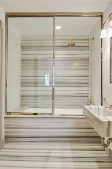 Ράφι μαρμάρου στο εσωτερικό του μπάνιου