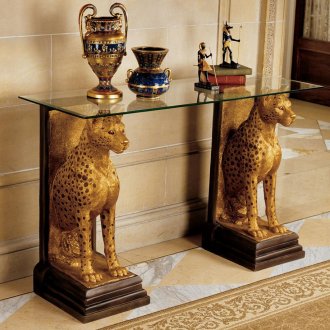 Αιγυπτιακό τραπέζι με δύο λεοπαρδάλεις που παίζουν το ρόλο των ποδιών