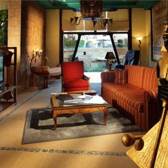 Ρωμαϊκές κουρτίνες στο παράθυρο στο σαλόνι σε αιγυπτιακό στυλ